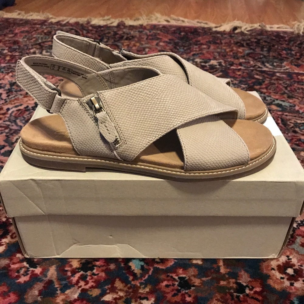 Clarks Corsio Calm Flats